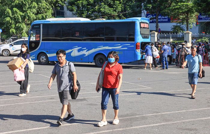 Từng chuyến xe chở đông hành khách lần lượt cập bến, đưa người dân trở lại Hà Nội sau kỳ nghỉ lễ.