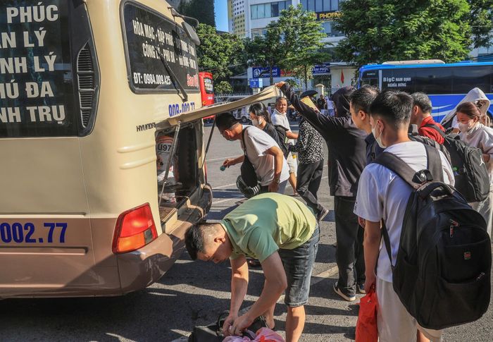 Các tuyến xe từ những tỉnh, thành phố liên tục đưa khách về bến. Không khí tại bến xe trở nên nhộn nhịp hơn khi lượng người và phương tiện cùng lúc gia tăng. 