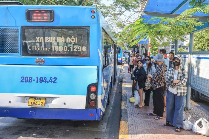 Sau khi xuống xe, hành khách nhanh chóng di chuyển ra khu vực đón taxi, xe công nghệ, xe buýt hoặc được người thân đón về nhà.
