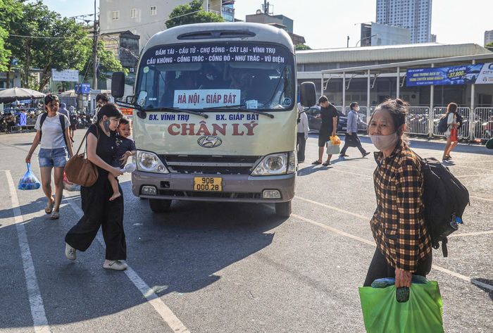 Nhiều gia đình có trẻ nhỏ tranh thủ trở lại Thủ đô sớm để nghỉ ngơi, chuẩn bị cho ngày làm việc, học tập sau kỳ nghỉ.