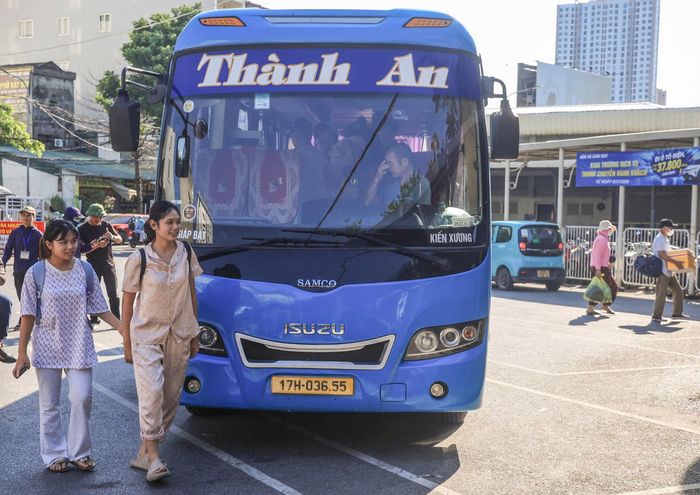 Hành khách phấn khởi trở lại Thủ đô khép lại 5 ngày nghỉ lễ Quốc khánh 2/9. 