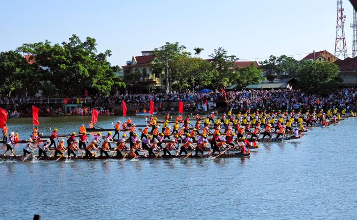 Các thuyền đua nữ bước vào tranh tài cự ly 18km.