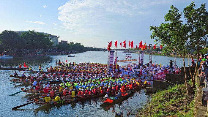 Các thuyền đua tập trung ở Mũi Viết trước giờ khai hội.