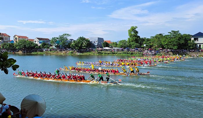 Các thuyền đua nam xuất phát tranh tài ở cự ly 24km.