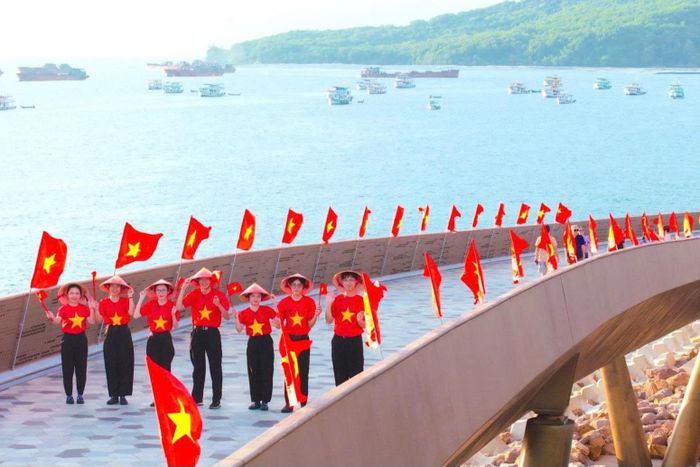 Du khách check-in Cầu Hôn ở thị trấn Hoàng Hôn, phía Nam đảo Phú Quốc, đặc khu Phú Quốc tỉnh An Giang trong kỳ nghỉ lễ Quốc khánh 2/9 năm nay.