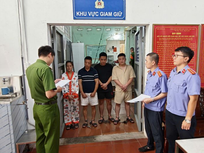 Tạm giữ 4 người để điều tra vụ nhóm người đánh tài xế taxi ở phường Móng Cái 1, thành phố Quảng Ninh.