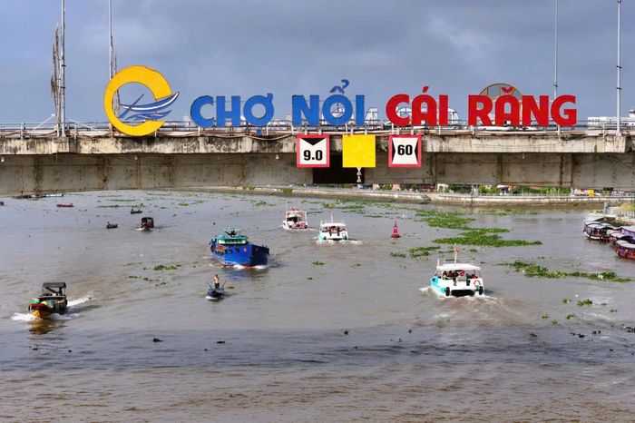 Du khách tham quan chợ nổi Cái Răng.