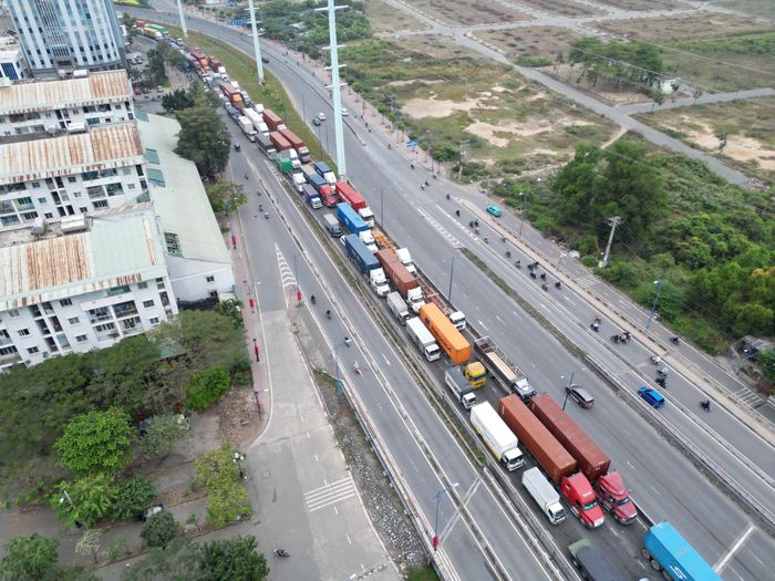 Hạ tầng giao thông được đầu tư đồng bộ tạo điều kiện kết nối các khu đô thị, khu công nghiệp, cảng biển và sân bay.