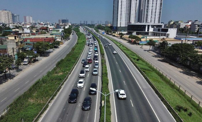 Trên Vành đai 3, hướng từ cầu Thanh Trì về nội đô, phương tiện đông nhưng không ùn tắc. Cục CSGT khuyến cáo người dân không nên tập trung xuất phát cùng một thời điểm theo tâm lý đám đông. Người dân cần chủ động theo dõi tình hình giao thông, lựa chọn lộ trình phù hợp và chấp hành hướng dẫn của lực lượng chức năng khi đi qua những khu vực đông phương tiện.