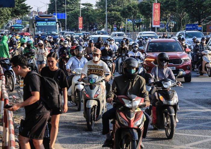 Đường Ngọc Hồi hướng đi Giải Phóng đông đúc người xe lưu thông. 