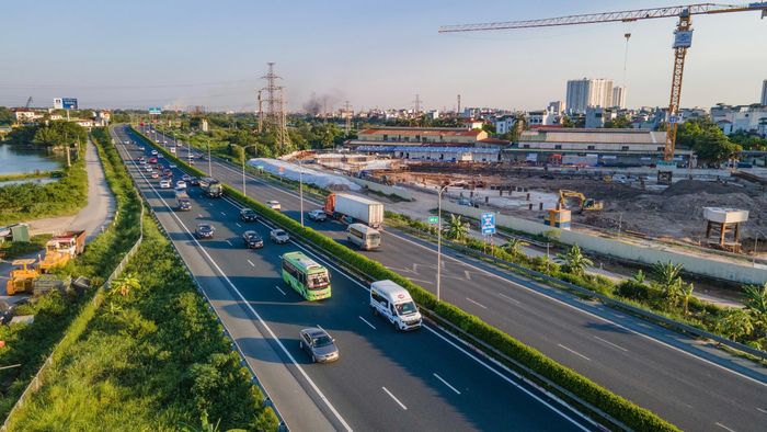 Các phương tiện di chuyển chậm hướng về Thủ đô, chiều đi các tỉnh thưa thớt. 