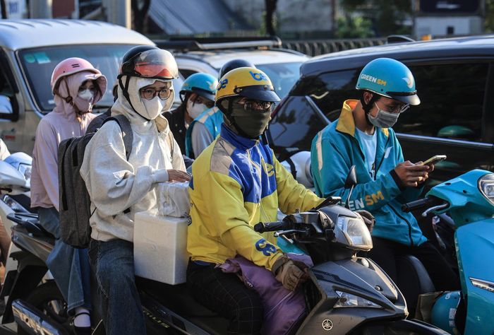 Người dân kết thúc kỳ nghỉ, mang theo hành lý, đồ đạc và quà quê trở lại Thủ đô để chuẩn bị cho ngày làm việc, học tập sau kỳ nghỉ lễ.