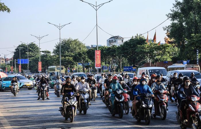 Nhiều người di chuyển bằng xe máy khi trở lại. 