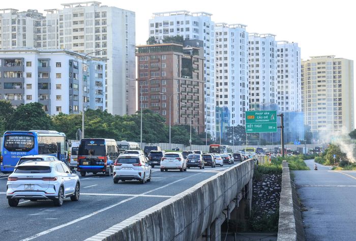 Người, xe thong thả di chuyển trở lại Thủ đô. 