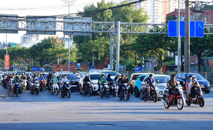 Nhiều người tỏ ra mệt mỏi khi phải chạy xe trên quãng đường dài trong thời tiết nắng nóng. 