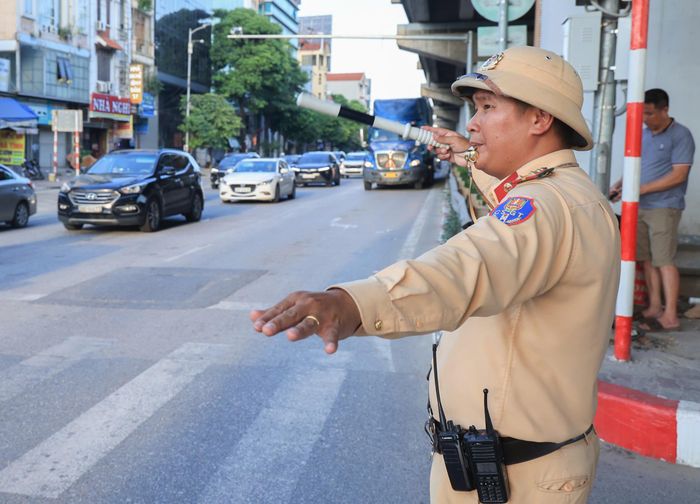 Theo dự báo của lực lượng CSGT, lưu lượng phương tiện dồn về trung tâm TP Hà Nội sẽ còn kéo dài đến tối 2/9. Trong ảnh, CSGT phân luồng, hướng dẫn người dân lưu thông. 