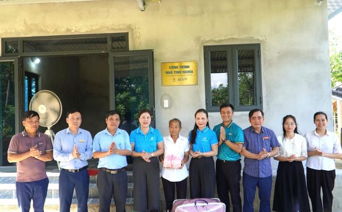 Sáng 28/8, Hội Liên hiệp Phụ nữ trao tặng nhà tình nghĩa nhân Tết Độc lập.