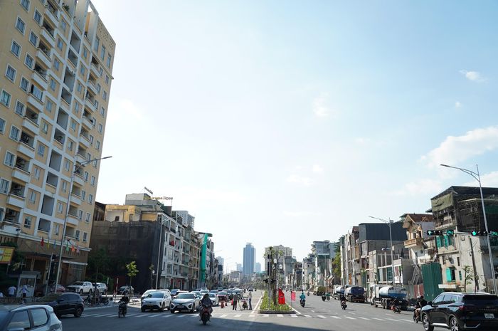 Sở Xây dựng Hà Nội khuyến cáo người dân khi đi qua khu vực Vành đai 1, đoạn Hoàng Cầu - Voi Phục nên chủ động lựa chọn lộ trình, chấp hành biển báo và hướng dẫn phân luồng để bảo đảm an toàn, hạn chế ùn tắc.