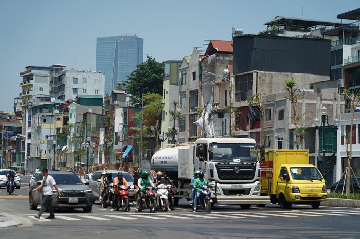 Điểm đầu tuyến tại nút giao Hoàng Cầu các phương tiện di chuyển thuận lợi theo biển chỉ dẫn.