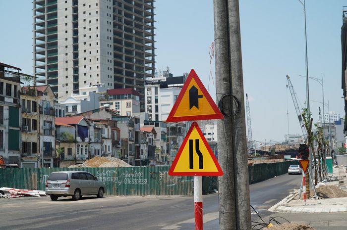 Hệ thống biển báo, đèn trang trí, trồng cây dải phân cách cứng đã được hoàn thiện theo từng đoạn tuyến.