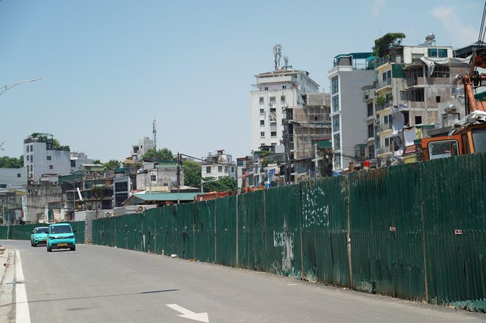 Trên toàn tuyến Vành đai 1, đoạn Hoàng Cầu - Voi Phục, giao thông được tổ chức lại theo từng khu vực. Đặc biệt, đoạn qua phạm vi thi công cầu vượt Nguyễn Chí Thanh được tổ chức lưu thông một chiều theo hướng từ Voi Phục đi Nguyễn Chí Thanh. Trong khi đó, đường La Thành cũ vẫn tổ chức giao thông hai chiều.