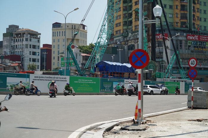 Nút Nguyễn Chí Thanh - Vành đai 1, một số hướng di chuyển được tổ chức lại. Phương tiện có thể phải quay đầu trên đường Nguyễn Chí Thanh hoặc đi qua đường tạm khu vực nút Nguyên Hồng để tiếp tục hành trình.