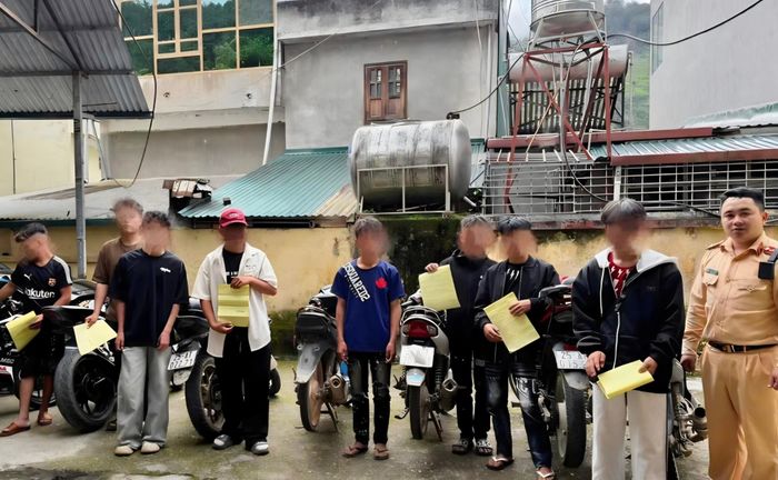 Lực lượng công an làm việc với nhóm thanh thiếu niên vi phạm.