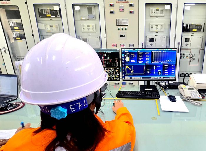 Quá trình sạc điện vào BESS được hệ thống EMS giám sát, điều khiển.