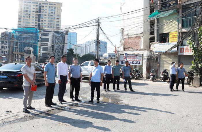 Phó chủ tịch UBND thành phố Hà Nội Đỗ Anh Tuấn kiểm tra thực địa dự án. (Ảnh: Hồng Thái).