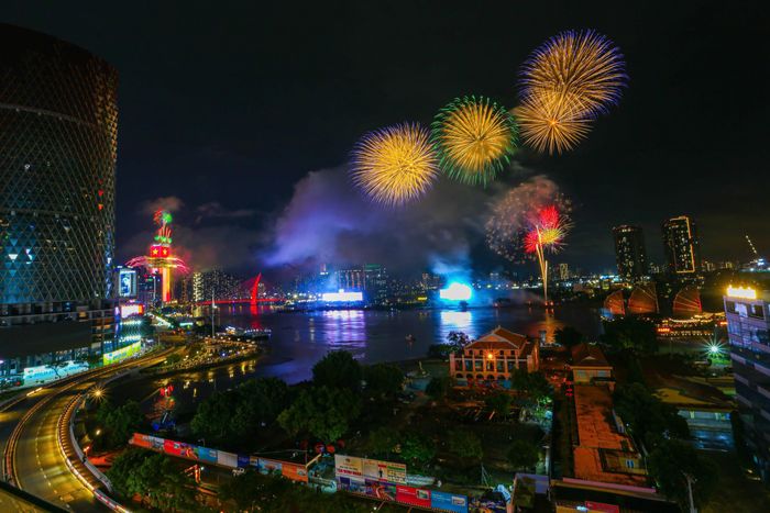 Đúng 21h tối 2/9, chùm pháo hoa đầu tiên tung bay trên bầu trời, tạo nên màn trình diễn rực rỡ giữa trung tâm TP.HCM. Những chùm pháo hoa liên tiếp bung nở với nhiều màu sắc, phản chiếu xuống mặt sông trong tiếng reo hò, vỗ tay của người dân.