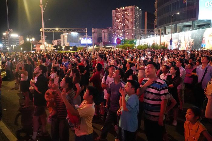 Đặc biệt, nhiều người dân lựa chọn metro để di chuyển vào trung tâm trong dịp lễ. Chị Nguyễn Hằng, ngụ phường Thủ Đức, cho biết đã đưa con đi metro đến khu vực tòa nhà IFC để xem pháo hoa. “Đây là lần đầu tiên hai mẹ con được xem pháo hoa ở cự ly gần như vậy. Đi metro lại được miễn phí vé nên rất thuận tiện, không phải lo chuyện di chuyển hay tìm chỗ gửi xe”, chị Hằng chia sẻ.