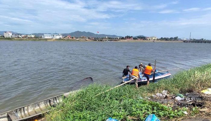 Lực lượng chức năng nỗ lực tìm kiếm thi thể các nạn nhân.
