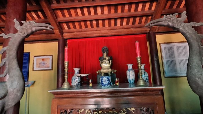 Đền thờ danh sư Võ Trường Toản nằm trong khuôn viên di tích, là nơi người dân và du khách dâng hương, tưởng nhớ người thầy nổi tiếng của đất Gia Định xưa. Ảnh: Tường Quang