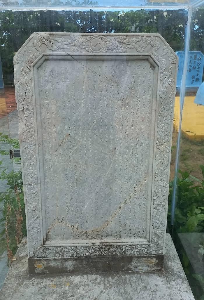 Tấm bia cổ tại khu mộ Võ Trường Toản với nội dung do Phan Thanh Giản soạn, lưu dấu sự kính trọng của các thế hệ sĩ phu Nam Bộ đối với bậc danh sư. Ảnh: Tường Quang