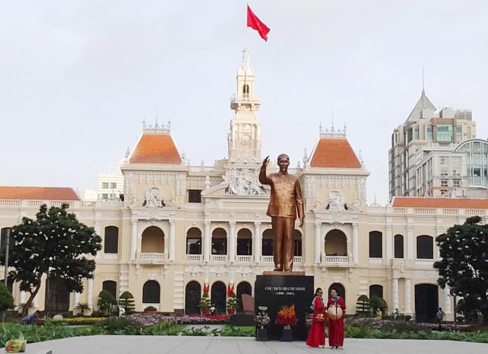 Không khí trang nghiêm trước trụ sở UBND TP. Hồ Chí Minh. Ảnh: Bình Minh