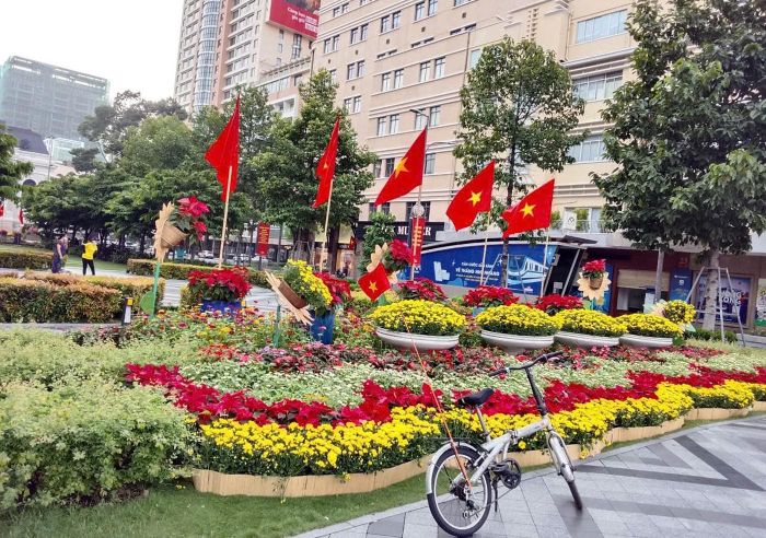 TP. Hồ Chí Minh rực rỡ cờ hoa trong ngày Tết Độc lập. Ảnh: Bình Minh
