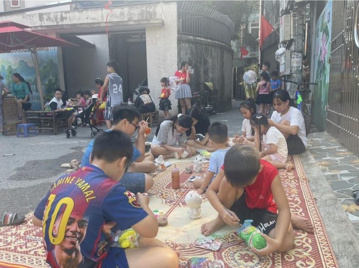 Người dân cùng các em nhỏ tham gia hoạt động trải nghiệm, tạo sự kết nối giữa các thế hệ ngay trong khu dân cư.