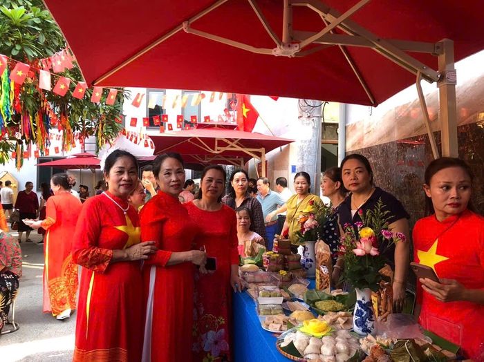 Không gian hội chợ tại Tổ dân phố Chợ góp phần tạo nên ngày hội cộng đồng gần gũi, gắn kết trong ngày Quốc khánh 2/9.