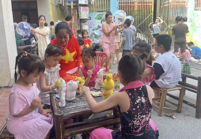 Niềm vui của các em nhỏ hoạt động tô tượng góp thêm sắc màu cho ngày hội “Khu dân cư nghĩa tình” tại Tổ dân phố Chợ. ↵