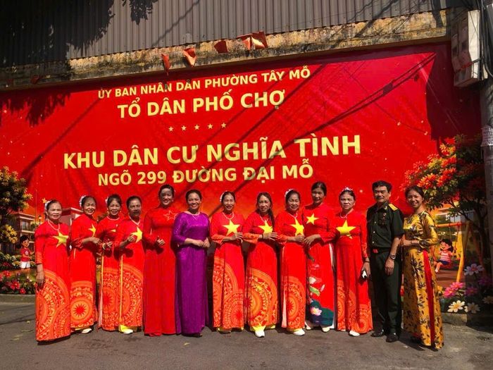 Cán bộ và Nhân dân Tổ dân phố Chợ tại không gian “Khu dân cư nghĩa tình” ngõ 299 đường Đại Mỗ, phường Tây Mỗ trong ngày 2/9.