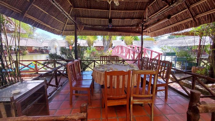 Không gian ẩm thực ven hồ khai thác lợi thế mặt nước và cây xanh, tạo cảm giác gần gũi với thiên nhiên. Ảnh: Tường Quang
