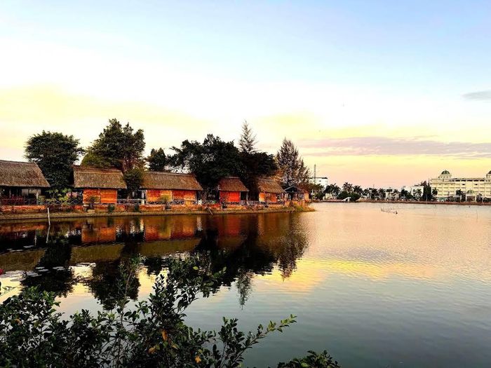 Khu du lịch sinh thái Hồ Nam là một điểm dừng chân có thể kết nối hành trình khám phá các địa danh văn hóa, lịch sử của vùng đất Bạc Liêu. Ảnh: Tường Quang