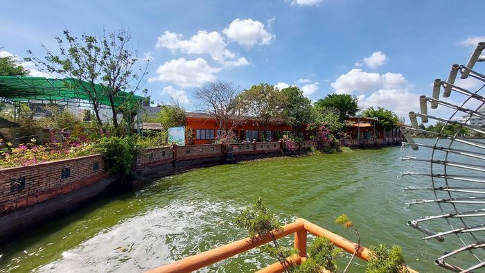 Không gian nghỉ dưỡng ven hồ được bao quanh bởi cây xanh, mang đến vẻ thoáng đãng, yên bình giữa khu vực đô thị Bạc Liêu. Ảnh: Tường Quang
