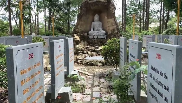 Vườn kinh Pháp Cú - điểm nhấn đặc sắc của Chùa Phước Hậu với những phiến đá hoa cương khắc lời kinh giữa khuôn viên xanh mát. Ảnh: Tường Quang