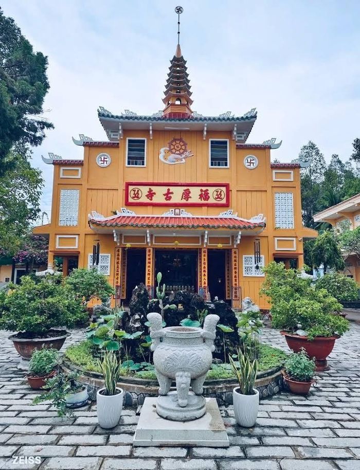 Chánh điện Chùa Phước Hậu với kiến trúc hài hòa, mang dấu ấn giao thoa giữa truyền thống và những lần kiến tạo qua thời gian. Ảnh: Tường Quang