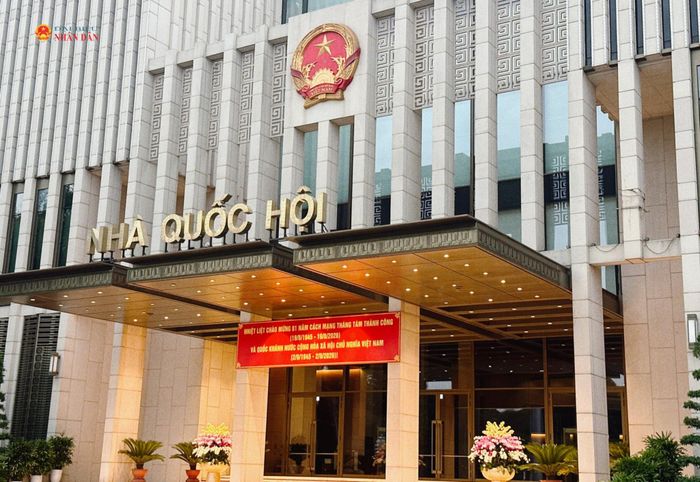 Dưới sự lãnh đạo của Đảng, sự điều hành của Chính phủ, nỗ lực hoàn thiện thể chế và giám sát chặt chẽ của Quốc hội, Việt Nam đã đạt được những thành tựu to lớn sau 40 năm Đổi mới. Ảnh: Hồng Nhung
