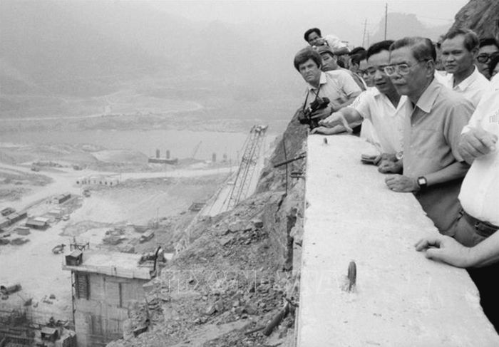 Tổng Bí thư Nguyễn Văn Linh tại công trường thủy điện Hòa Bình, ngày 3/5/1987. Ảnh: Xuân Lâm/TTXVN