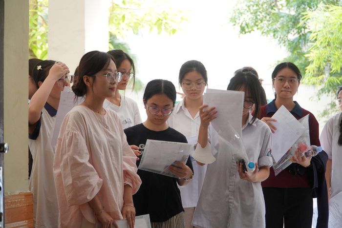 Các thí sinh chờ làm thủ tục dự thi