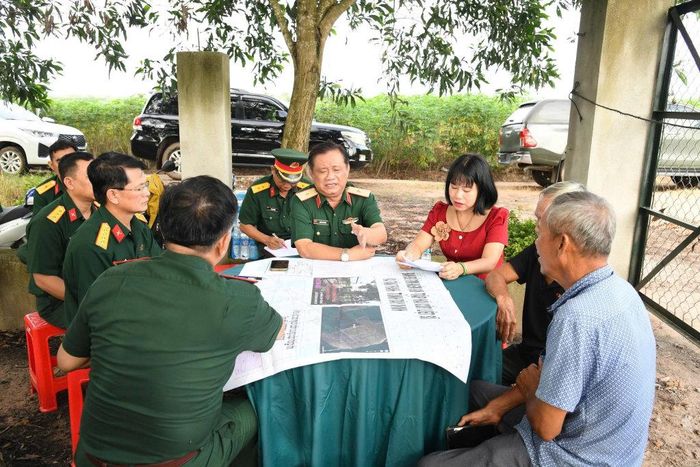 Lực lượng chức năng khảo sát, thu thập thông tin về hố chôn liệt sĩ trận Suối Tre - Đồng Rùm