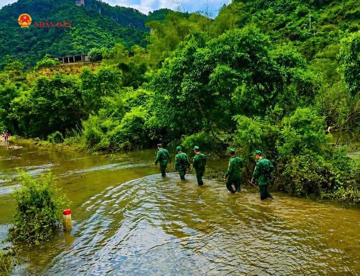 Tại khu vực biên giới, những người lính quân hàm xanh lặng lẽ bám địa bàn, tuần tra, kiểm soát các tuyến đường biên, nắm chắc tình hình, kịp thời phát hiện và ngăn chặn các dấu hiệu vi phạm, không để tội phạm lợi dụng thời điểm nghỉ lễ để hoạt động.